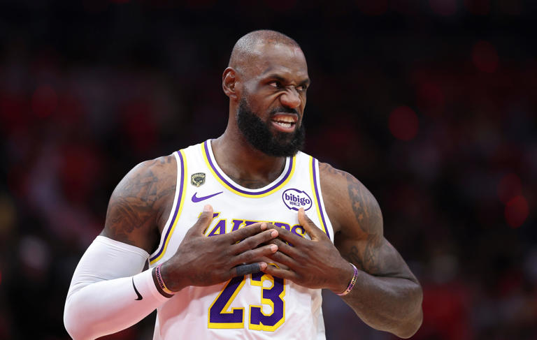 LeBron James informs Lakers he will not be staying with them