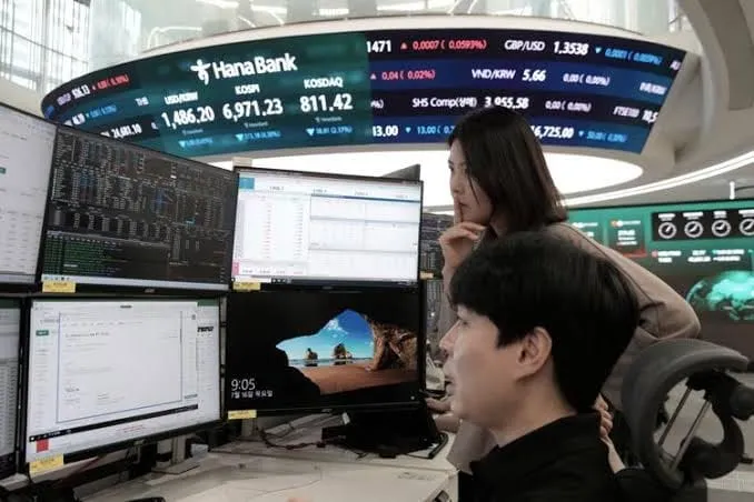 Global Stocks Waver as Rising Oil Prices and Tech Earnings Loom