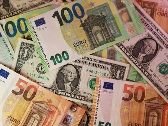 Euro Falls as Rising Energy Prices, Unrest in France Weigh on Currency