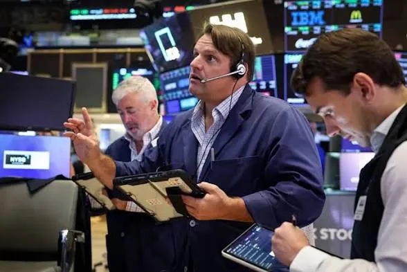 US Stock Futures Rise Ahead of AI Earnings as French Political Crisis Weighs on Europe